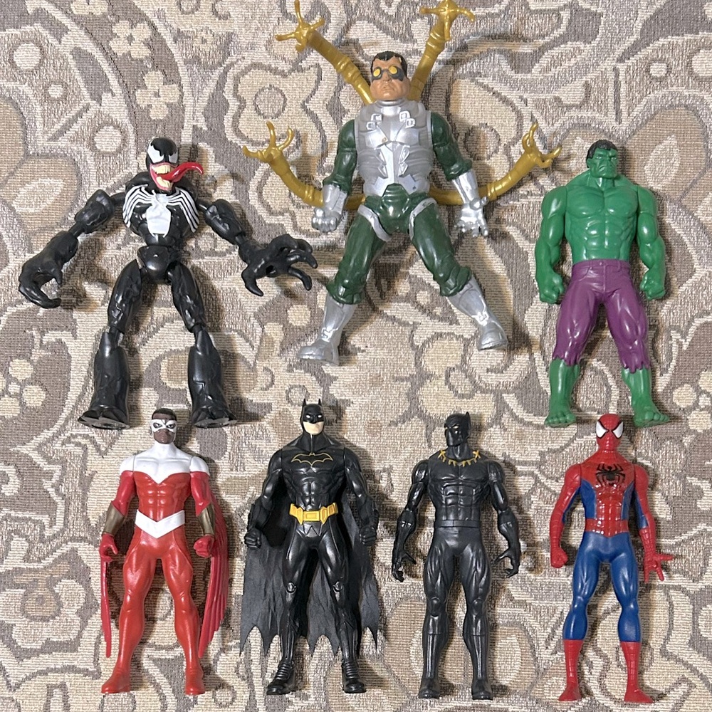 7 Marvel Figures: Spider-man, Batman, Falcon, Black Panther, Hulk, Venom, DocOck